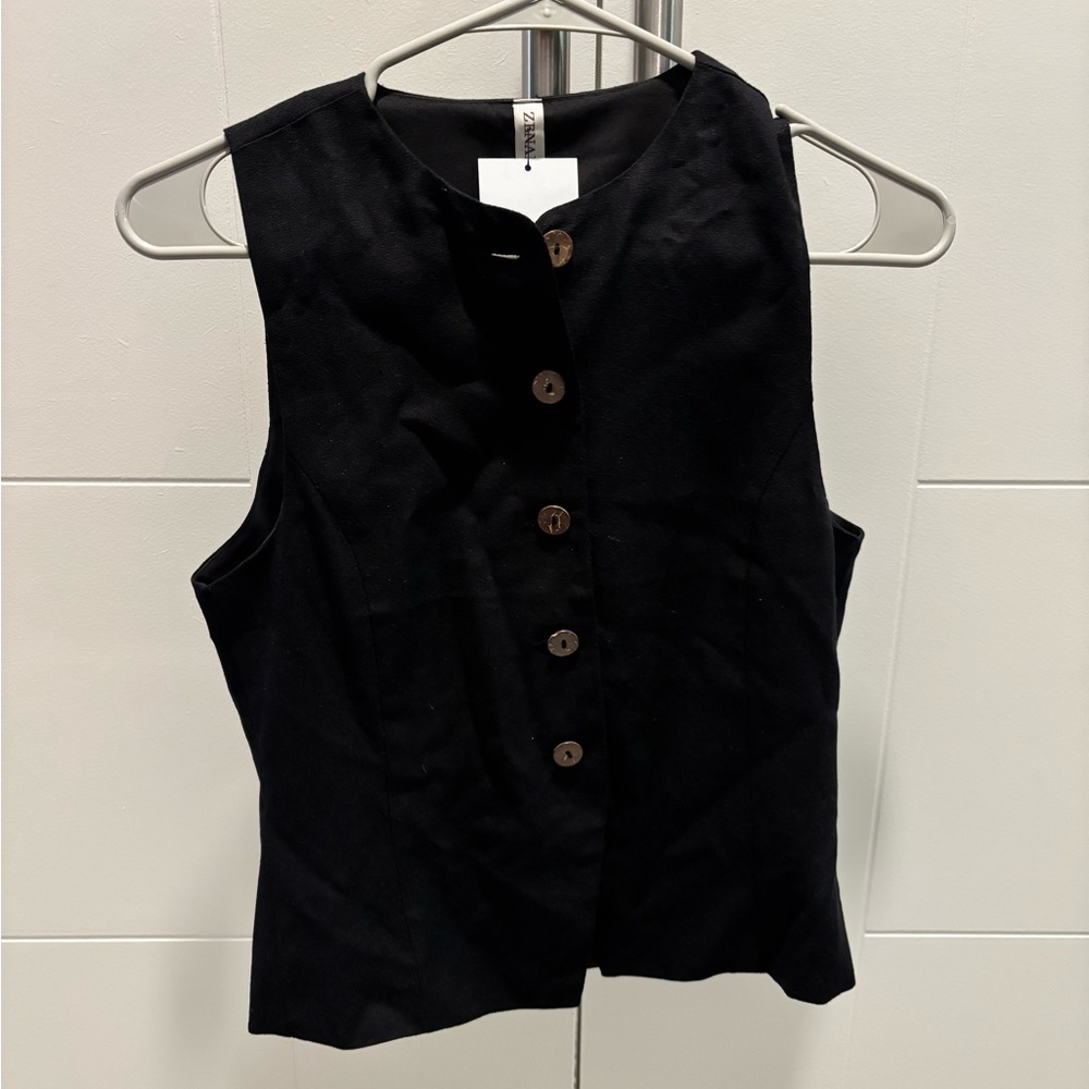 Zenana Outfitters Black Sleeveless Button-Down Shirt